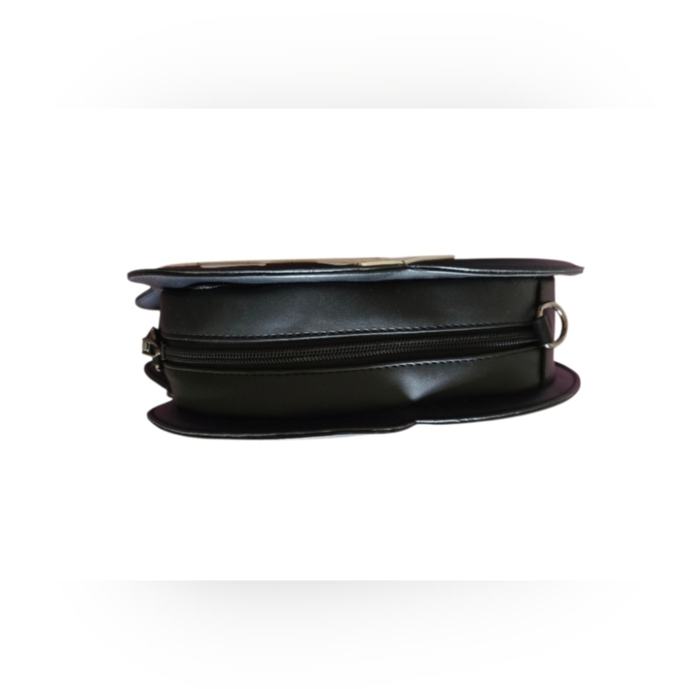 Black and White Cowboy Hat Shoulder Bag with Star Accent - Picture 4 of 6